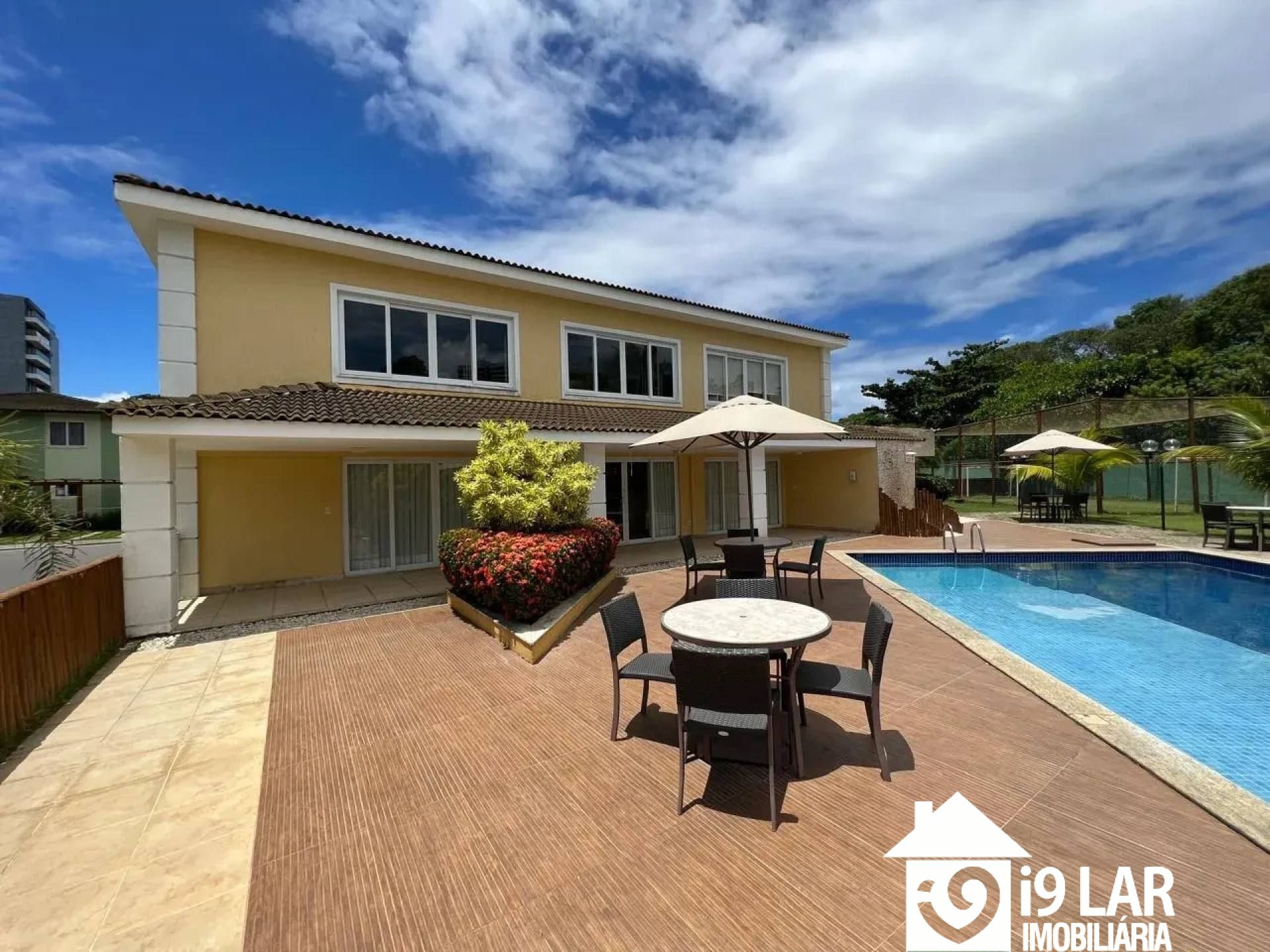 Casa 4/4 em condomínio fechado em Piatã, 374m², piscina, energia solar e 4 vagas