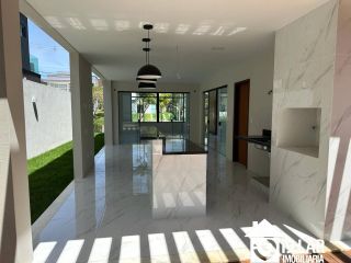 Casa moderna 4 suítes no Alphaville Litoral Norte 1, 280m², pé-direito duplo e área gourmet integrada