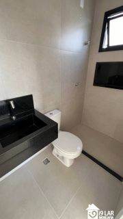 Casa 4 suítes no Alphaville Litoral Norte 2, 294m², pé-direito duplo, piscina e arquitetura moderna