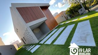 Casa 4 suítes no Alphaville Litoral Norte 2, 294m², pé-direito duplo, piscina e arquitetura moderna