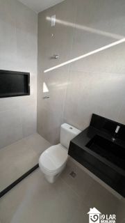 Casa 4 suítes no Alphaville Litoral Norte 2, 294m², pé-direito duplo, piscina e arquitetura moderna