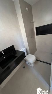 Casa 4 suítes no Alphaville Litoral Norte 2, 294m², pé-direito duplo, piscina e arquitetura moderna