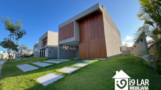 Casa 4 suítes no Alphaville Litoral Norte 2, 294m², pé-direito duplo, piscina e arquitetura moderna