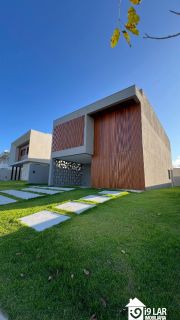 Casa 4 suítes no Alphaville Litoral Norte 2, 294m², pé-direito duplo, piscina e arquitetura moderna