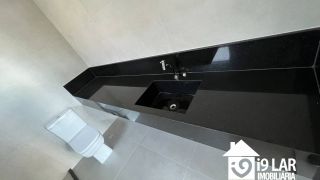 Casa 4 suítes no Alphaville Litoral Norte 2, 294m², pé-direito duplo, piscina e arquitetura moderna