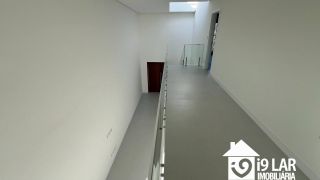 Casa 4 suítes no Alphaville Litoral Norte 2, 294m², pé-direito duplo, piscina e arquitetura moderna
