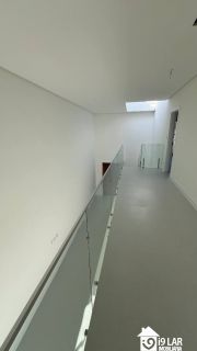 Casa 4 suítes no Alphaville Litoral Norte 2, 294m², pé-direito duplo, piscina e arquitetura moderna