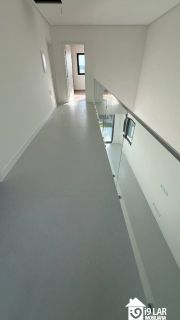 Casa 4 suítes no Alphaville Litoral Norte 2, 294m², pé-direito duplo, piscina e arquitetura moderna