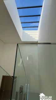 Casa 4 suítes no Alphaville Litoral Norte 2, 294m², pé-direito duplo, piscina e arquitetura moderna