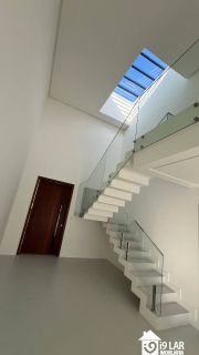 Casa 4 suítes no Alphaville Litoral Norte 2, 294m², pé-direito duplo, piscina e arquitetura moderna