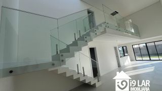 Casa 4 suítes no Alphaville Litoral Norte 2, 294m², pé-direito duplo, piscina e arquitetura moderna