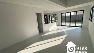 Casa 4 suítes no Alphaville Litoral Norte 2, 294m², pé-direito duplo, piscina e arquitetura moderna