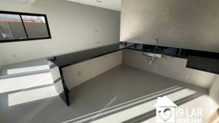 Casa 4 suítes no Alphaville Litoral Norte 2, 294m², pé-direito duplo, piscina e arquitetura moderna