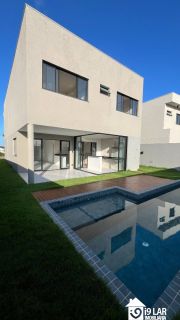 Casa 4 suítes no Alphaville Litoral Norte 2, 294m², pé-direito duplo, piscina e arquitetura moderna