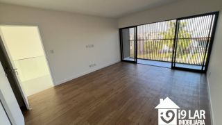 Casa 4 suítes no Alphaville Litoral Norte 2, 294m², pé-direito duplo, piscina e arquitetura moderna