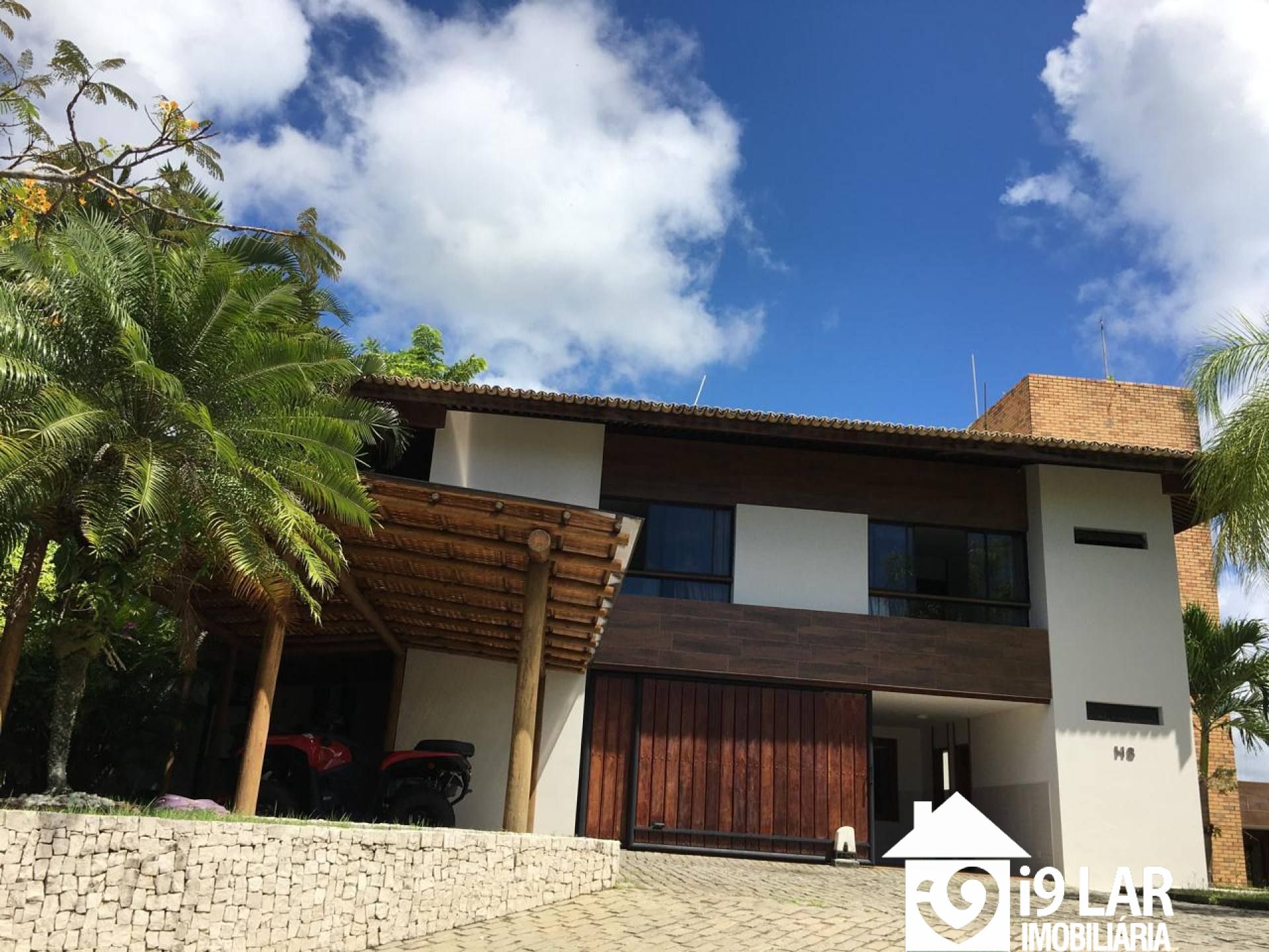 Casa 6/4 no Encontro das Águas com 900m² construídos, terreno de 5.400m², área verde e lazer completo