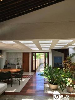 Casa 6/4 no Encontro das Águas com 900m² construídos, terreno de 5.400m², área verde e lazer completo
