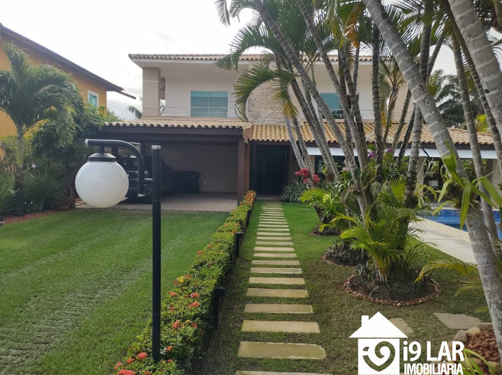 Casa 6 suítes em Busca Vida, 480m², terreno de 1.000m², energia solar e acesso à praia