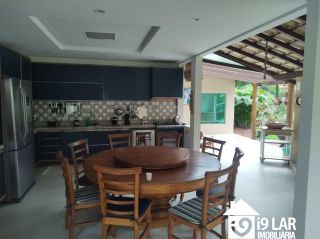 Casa 6 suítes em Busca Vida, 480m², terreno de 1.000m², energia solar e acesso à praia