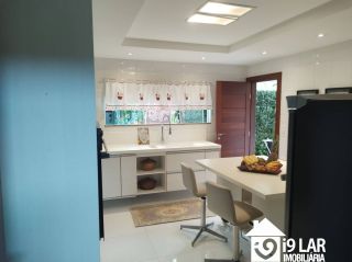 Casa 6 suítes em Busca Vida, 480m², terreno de 1.000m², energia solar e acesso à praia