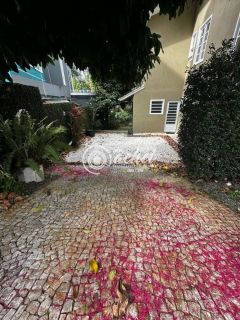 Casa com 4/4 - sendo 03 suítes no Condomínio Vilas do Bosque