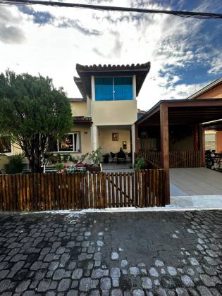 Casa de Condomínio 4/4 nascente à venda na Av. Luiz Tarquínio