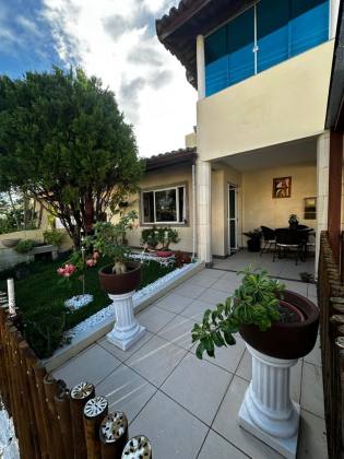 Casa de Condomínio 4/4 nascente à venda na Av. Luiz Tarquínio