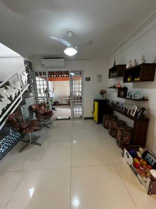Casa de Condomínio 4/4 nascente à venda na Av. Luiz Tarquínio