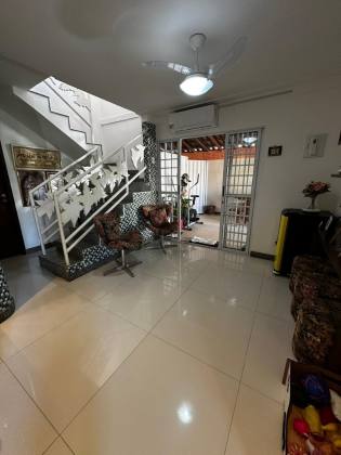 Casa de Condomínio 4/4 nascente à venda na Av. Luiz Tarquínio