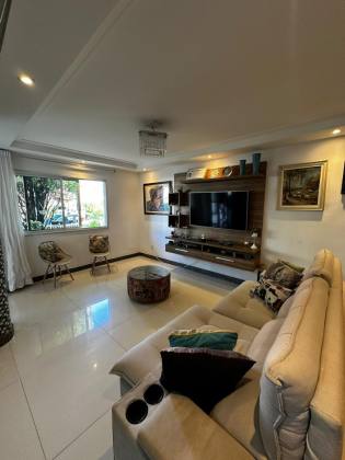Casa de Condomínio 4/4 nascente à venda na Av. Luiz Tarquínio