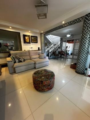 Casa de Condomínio 4/4 nascente à venda na Av. Luiz Tarquínio