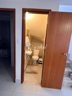 Casa de Condomínio 4/4 semi mobiliada para locação no Bairro Miragem