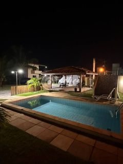 Casa de Condomínio 4/4 semi mobiliada para locação no Bairro Miragem
