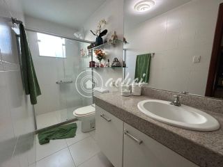 Casa Térrea 3/4, sendo 2 suítes- Priscila Dultra Locação em Buraquinho - Energia Solar