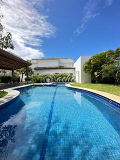 Casa alto padrão 5/4 em Busca Vida com piscina privativa