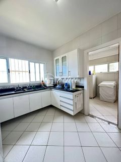 Casa alto padrão 5/4 em Busca Vida com piscina privativa