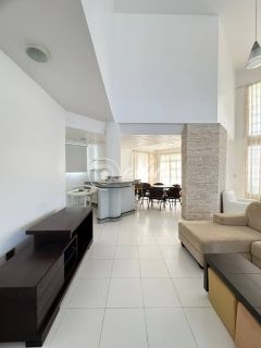 Casa alto padrão 5/4 em Busca Vida com piscina privativa