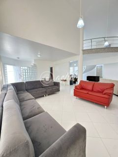 Casa alto padrão 5/4 em Busca Vida com piscina privativa