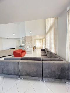 Casa alto padrão 5/4 em Busca Vida com piscina privativa