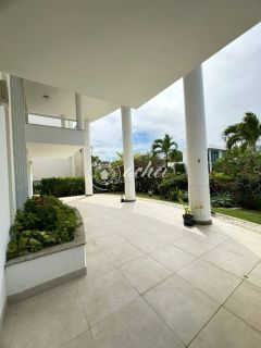 Casa alto padrão 5/4 em Busca Vida com piscina privativa