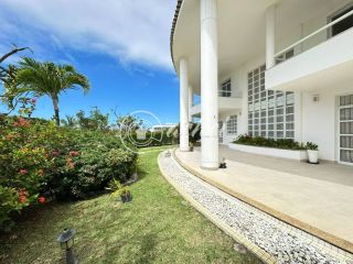 Casa alto padrão 5/4 em Busca Vida com piscina privativa