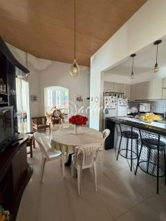 Casa ampla e nascente em Vilas do Atlântico