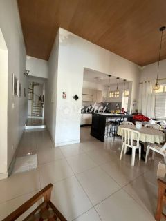 Casa ampla e nascente em Vilas do Atlântico