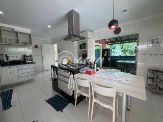 Casa em Alphaville Litoral Norte 1 com suíte no térreo