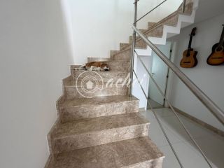 Casa em Alphaville Litoral Norte 1 com suíte no térreo