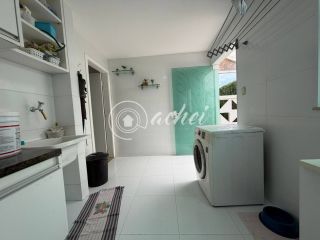 Casa em Alphaville Litoral Norte 1 com suíte no térreo