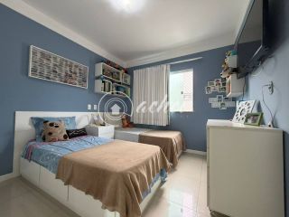 Casa em Alphaville Litoral Norte 1 com suíte no térreo