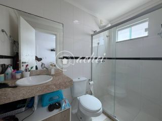 Casa em Alphaville Litoral Norte 1 com suíte no térreo