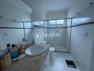 Casa em Alphaville Litoral Norte 1 com suíte no térreo