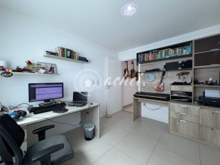 Casa em Alphaville Litoral Norte 1 com suíte no térreo